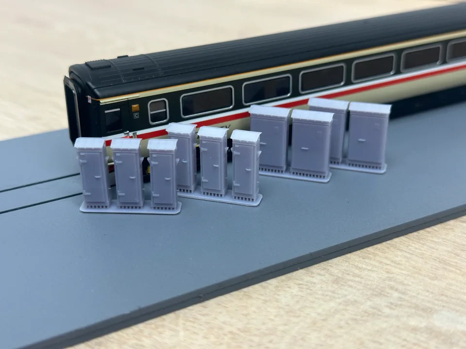 RRM156 TT:120 Gauge Lineside Cabinets V2 (Pack of 10) - Unpainted Model Kit - Image 2