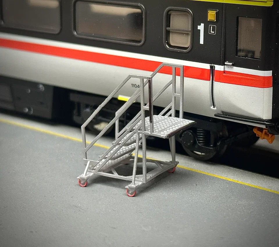 RRM164 OO Gauge Portable Steps (Pack of 2) - Unpainted Model Kit - Image 3