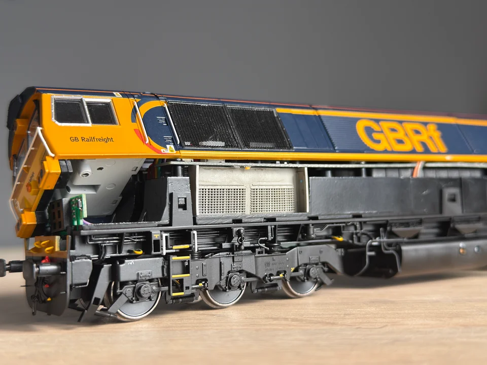 RRM176 OO Gauge 66 Engine Facade (2 Sides Pack) - Unpainted Model Kit - Image 2