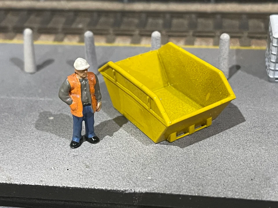RRM026 OO Gauge Small Skips (Pack of 2) - Unpainted - Image 2