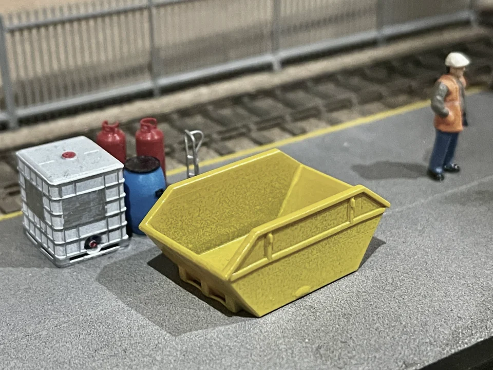 RRM026 OO Gauge Small Skips (Pack of 2) - Unpainted - Image 3