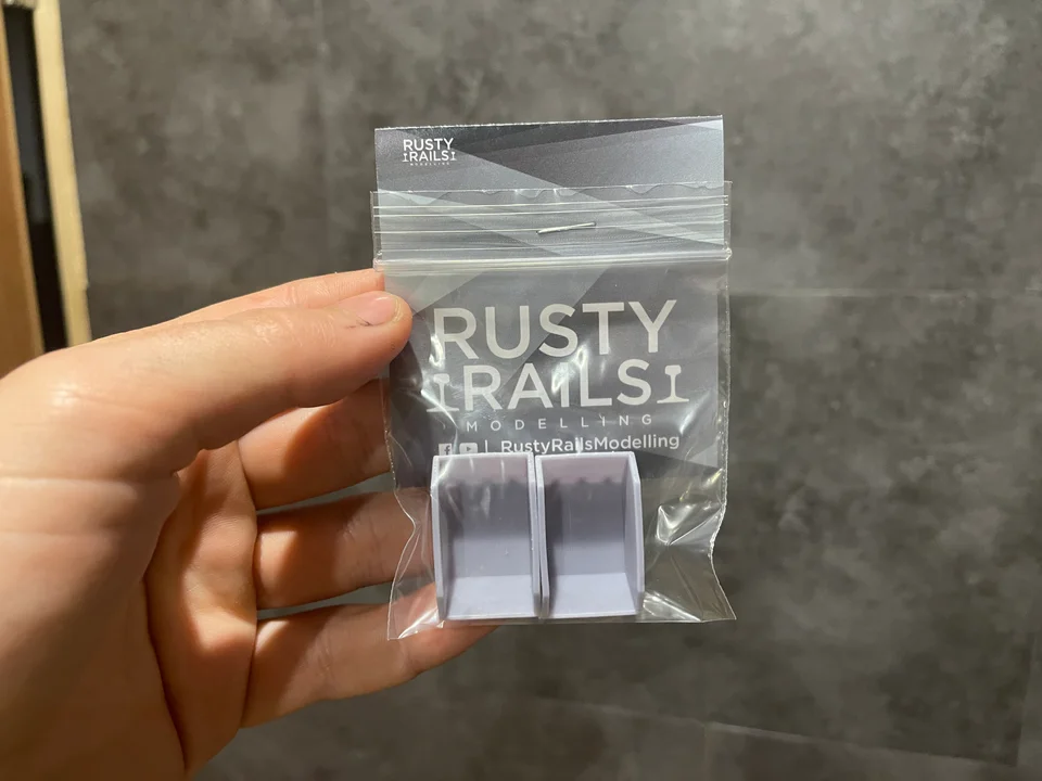 RRM026 OO Gauge Small Skips (Pack of 2) - Unpainted - Image 4