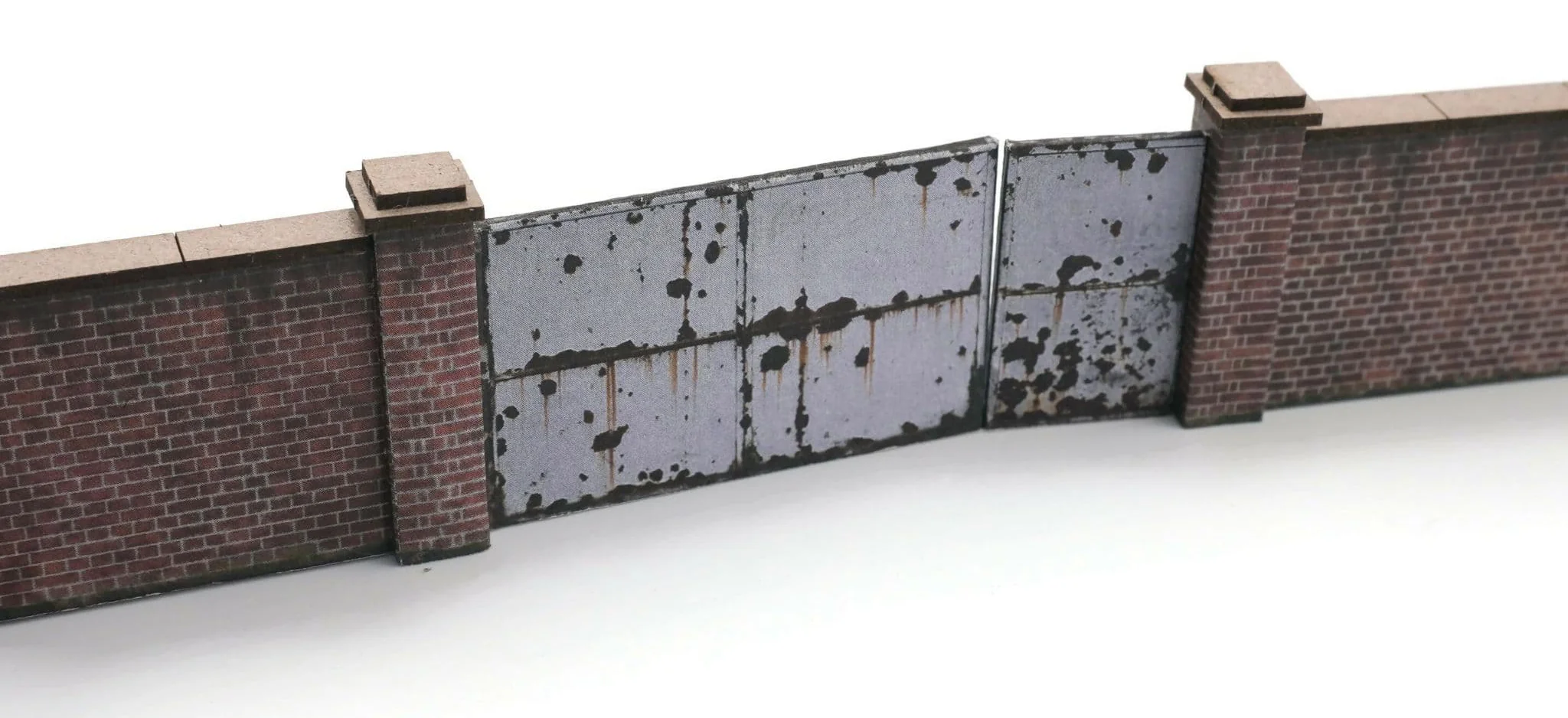 KX002 OO 6ft Industrial Brick Wall And Gates Model Kit - Image 2