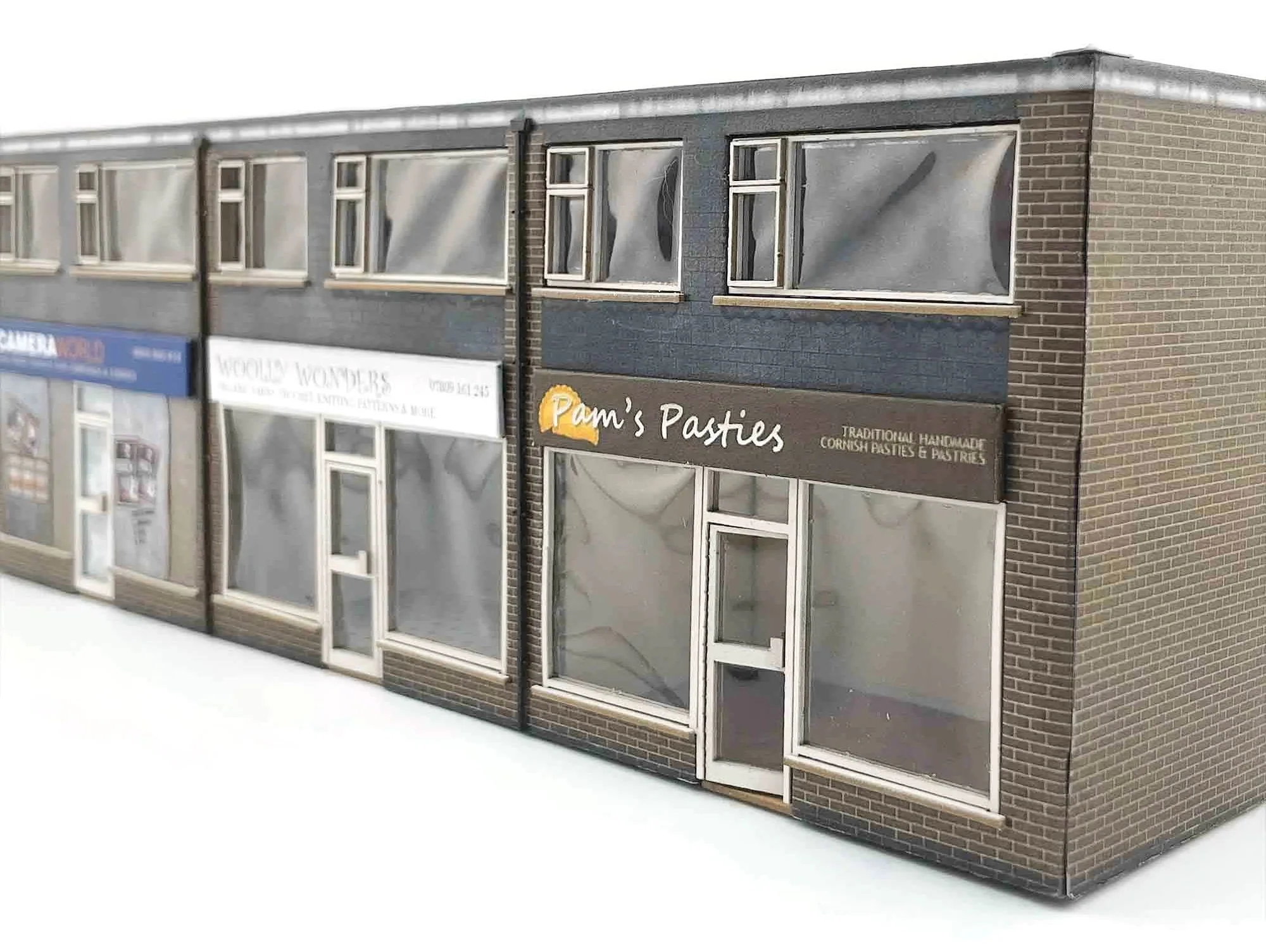 KX089 OO Low Relief 1970's Terraced Shops Model Kit - Image 5
