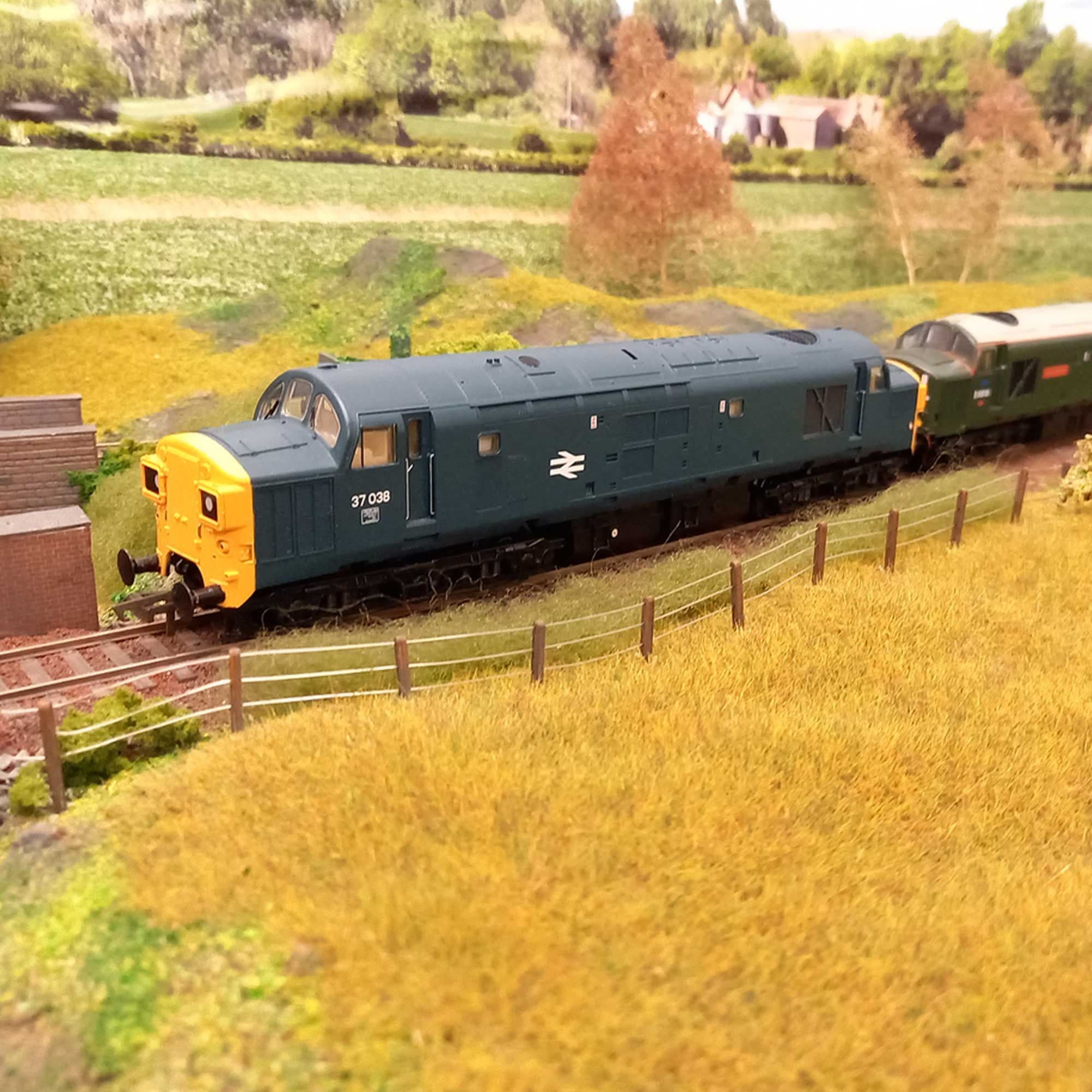 LX056 OO/HO 4ft Post & Wire Fencing Model Kit - Image 4