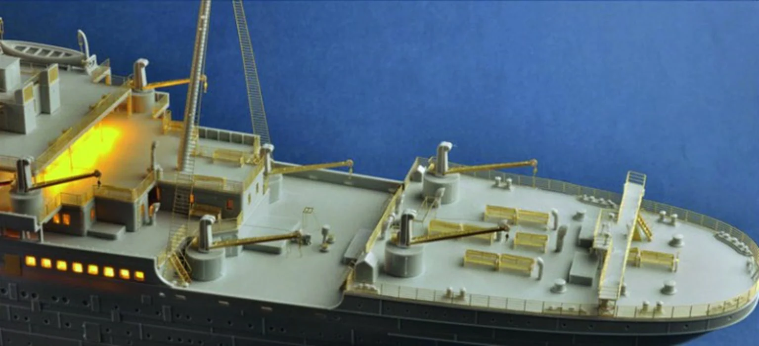 PKTM03719 Titanic Model Kit with LED Light Set - Image 4