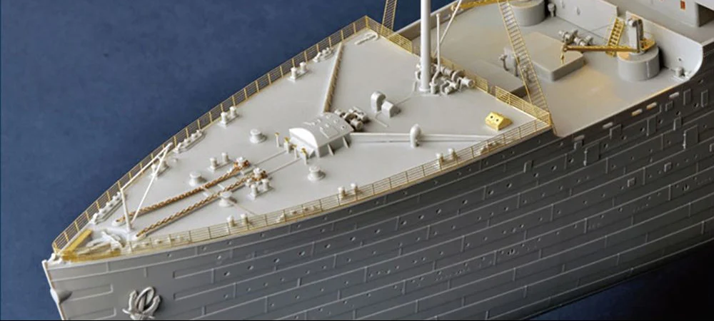 PKTM03719 Titanic Model Kit with LED Light Set - Image 6