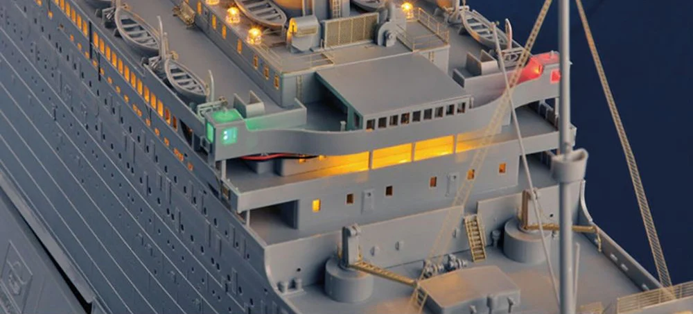 PKTM03719 Titanic Model Kit with LED Light Set - Image 7