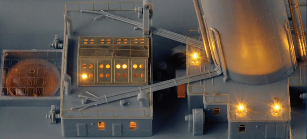 PKTM03719 Titanic Model Kit with LED Light Set - Image 8