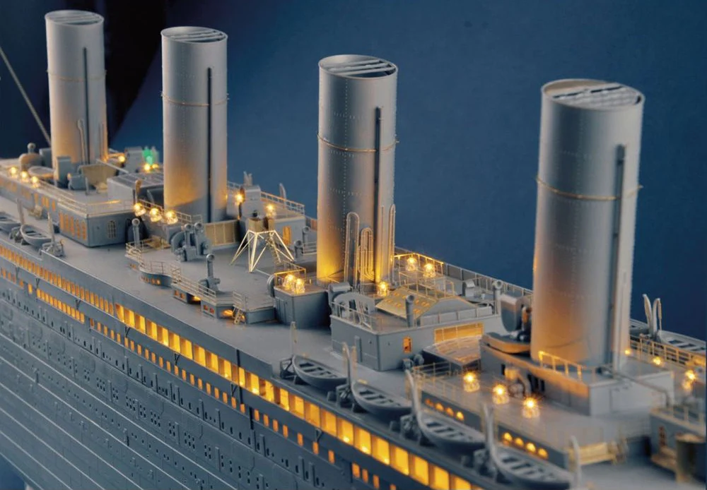 PKTM03719 Titanic Model Kit with LED Light Set - Image 9